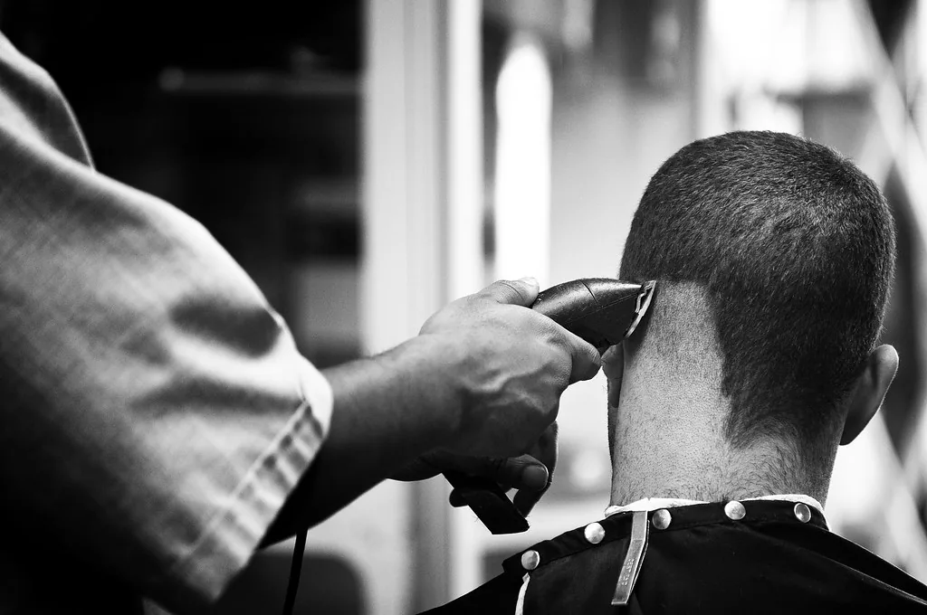Barbero trabajando un degradado con máquina